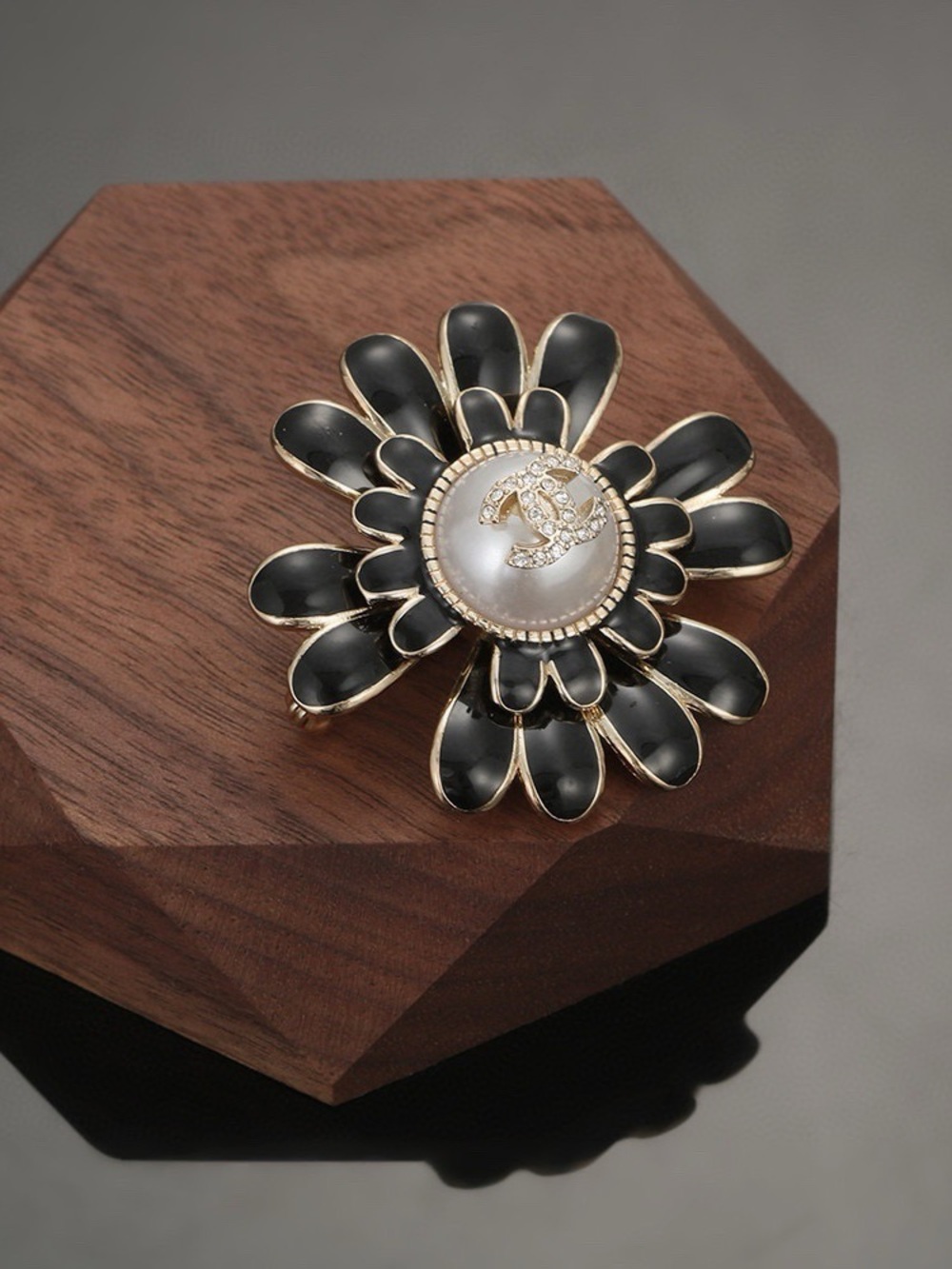 ❤️CHANEL Black and Gold Flower Brooch with Pearl CC Center